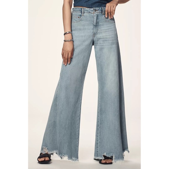 Pilcro Denim - PILCRO Anthropologie The Adi Wide Leg Cropped‎ Jeans Light Wash Chewed Hem- 32